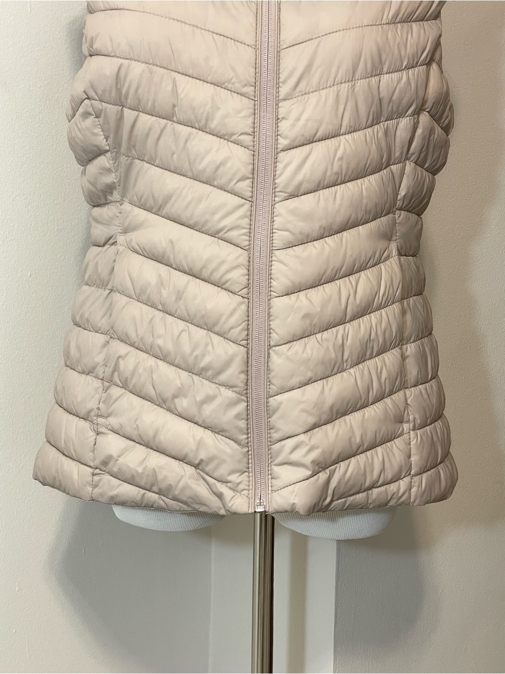 Old Navy Women’s Quilted Puffer Vest Tan Size Medium - Picture 2 of 8